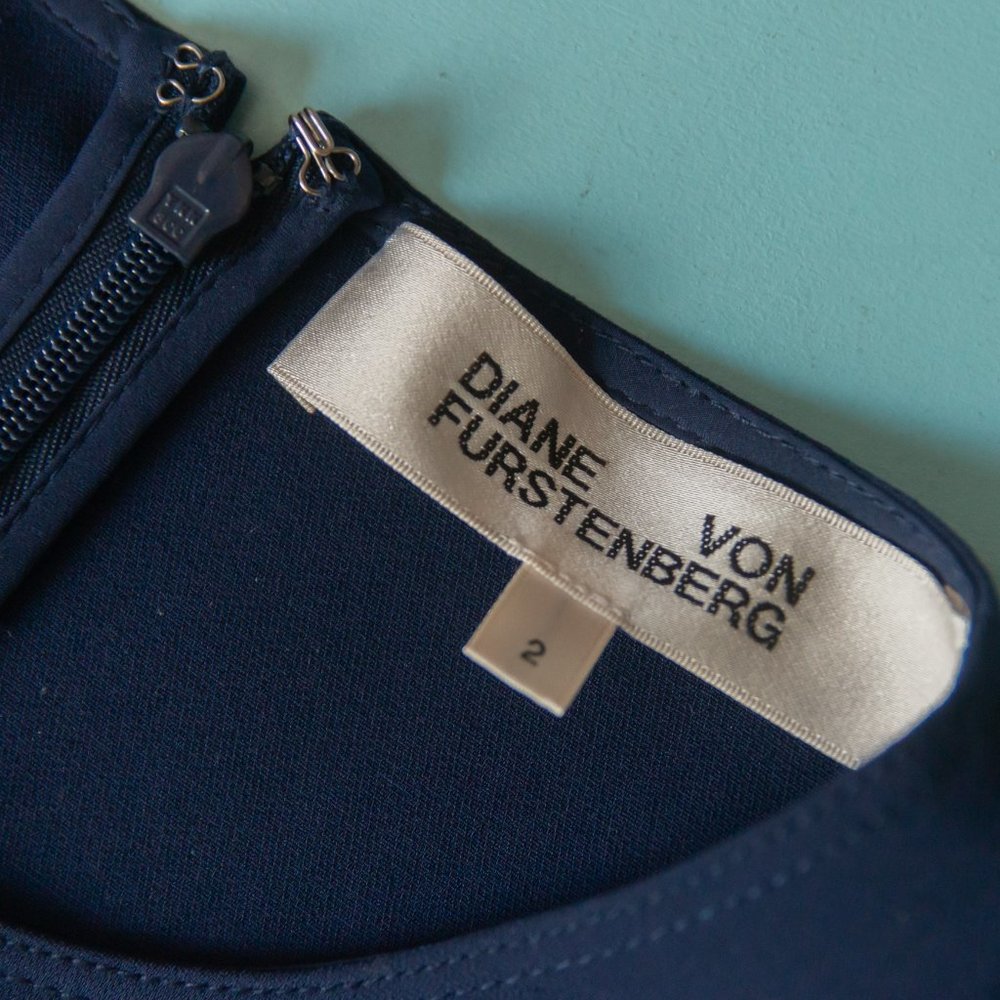 LIKE NEW Diane Von Furstenberg Alyson Navy Blue Sleeveless Flounce Dress Sz 2 - Picture 4 of 9